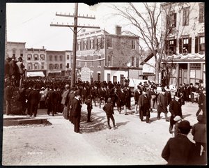 Desfile militar con hombres uniformados con sombreros de copa en Dobbs Ferry, Nueva York, 1898